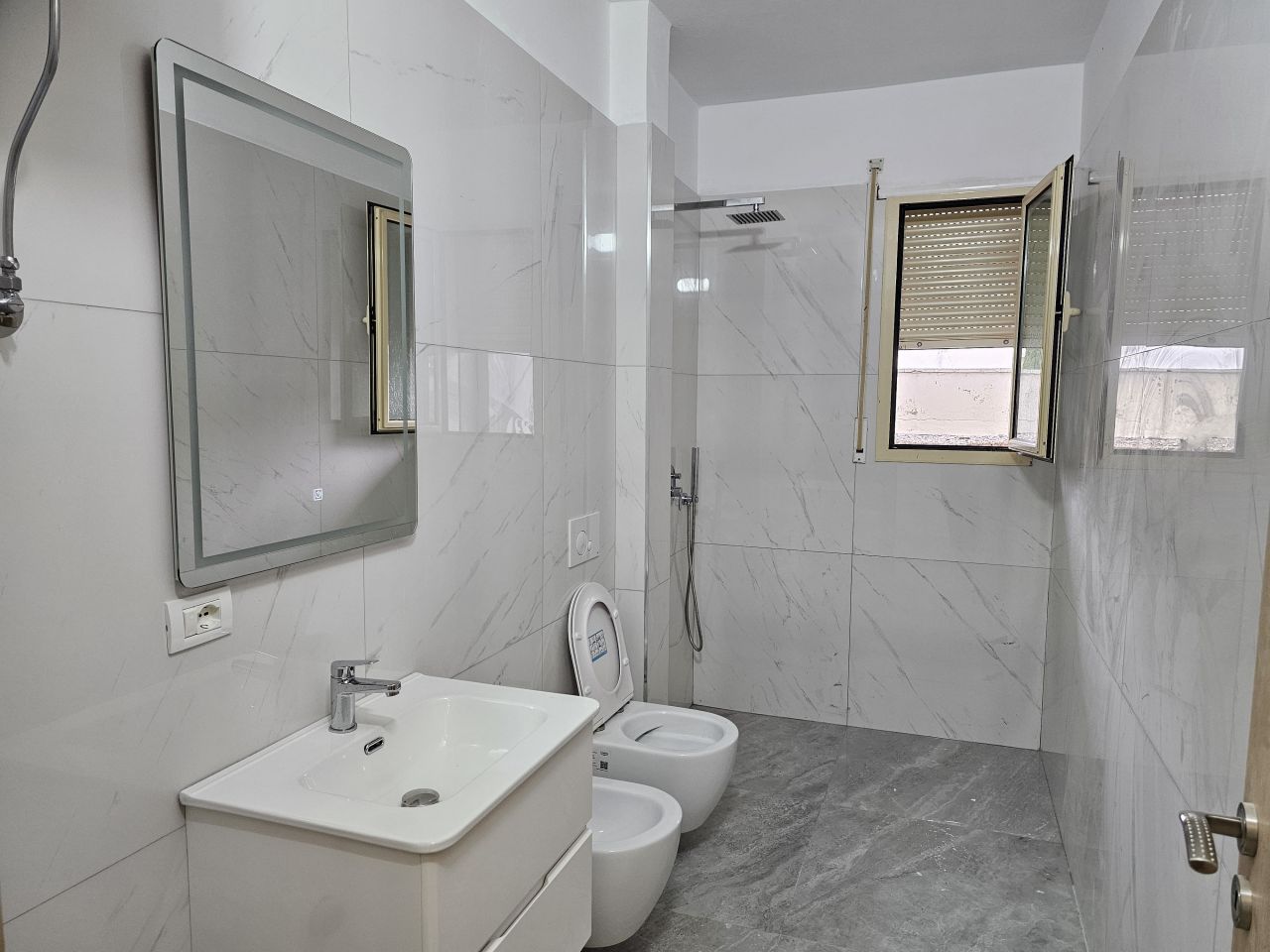 Албанская недвижимость на продажу во Влёре, расположена в хорошем районе, недалеко от пляжа